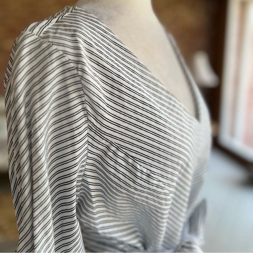 Renee C. Top Tiered Ruched Sleeves White Black Striped Belted V-Neck Cotton M - Picture 12 of 15